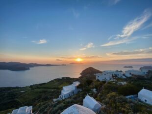 explora-milos-paisajes-volcanicos-y-playas-unicas-en-tu-crucero