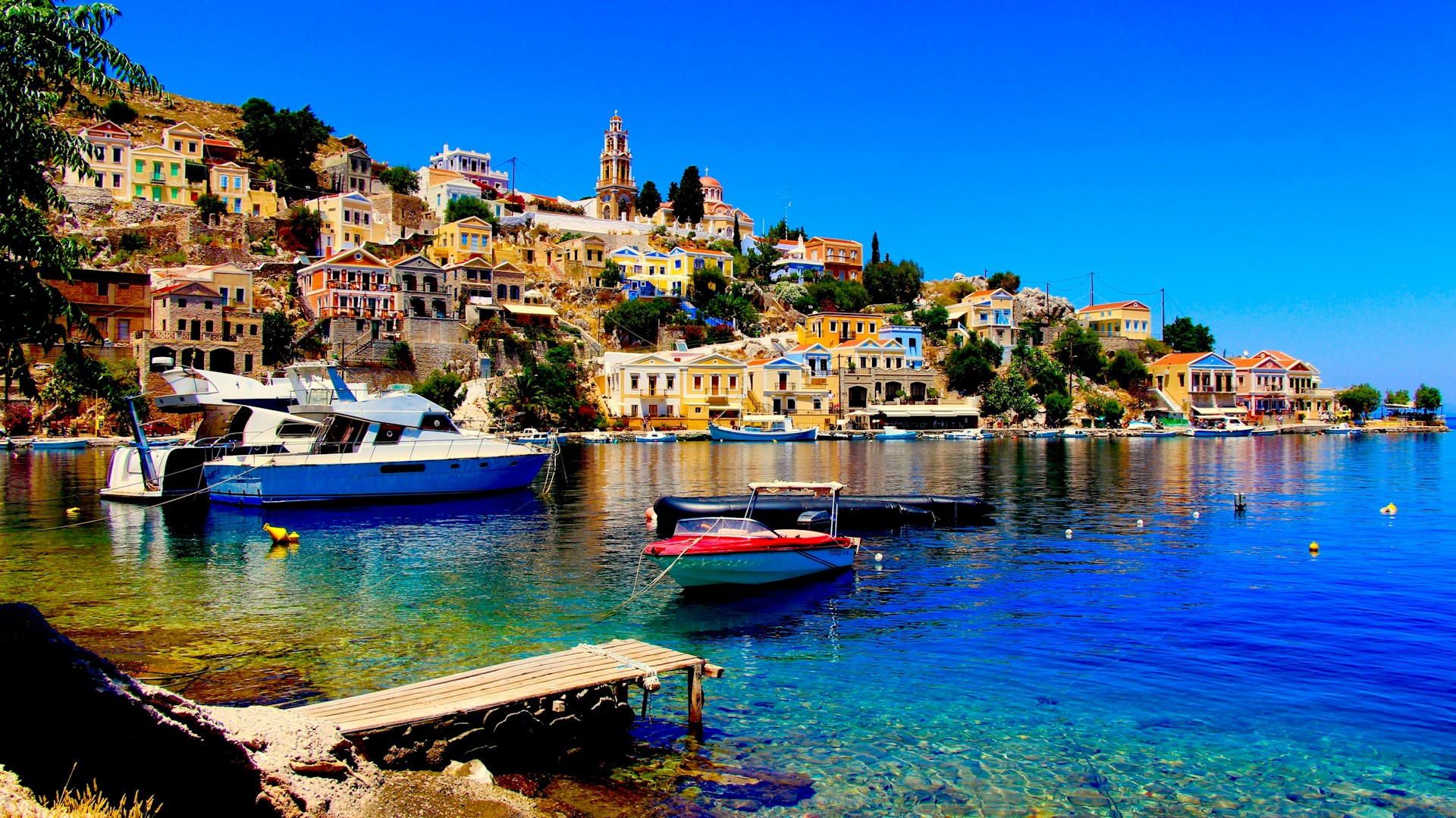 explora-symi-arquitectura-colorida-y-tranquilidad-en-tu-crucero