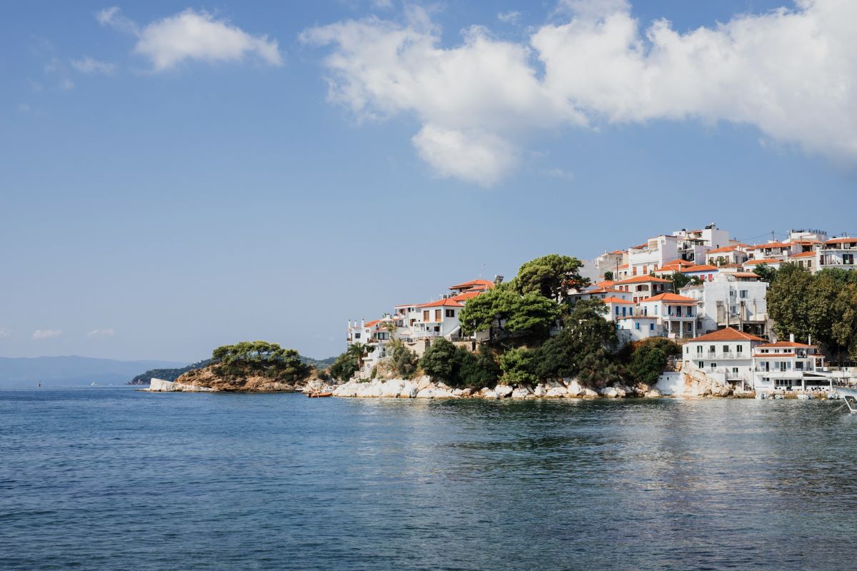 skiathos-una-isla-de-aguas-cristalinas-y-densa-vegetacion